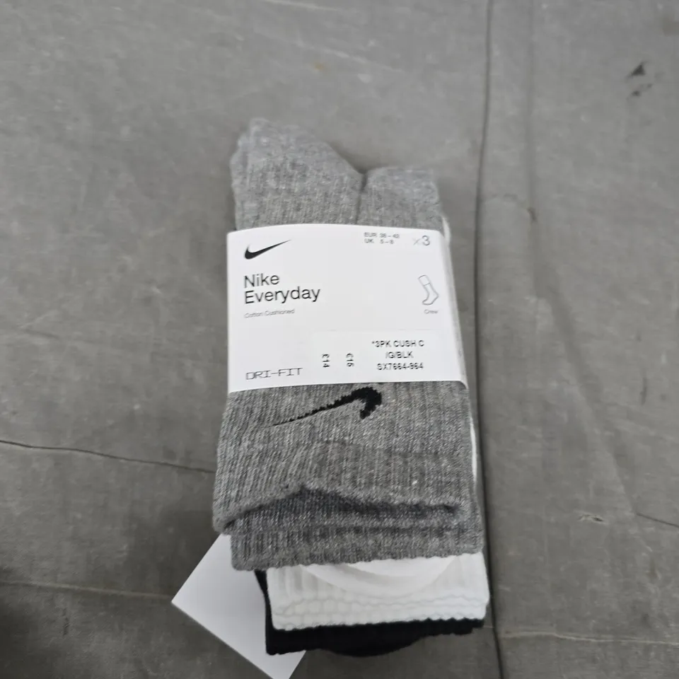 NIKE DRI-FIT CREW SOCKS - SIZE 5/8
