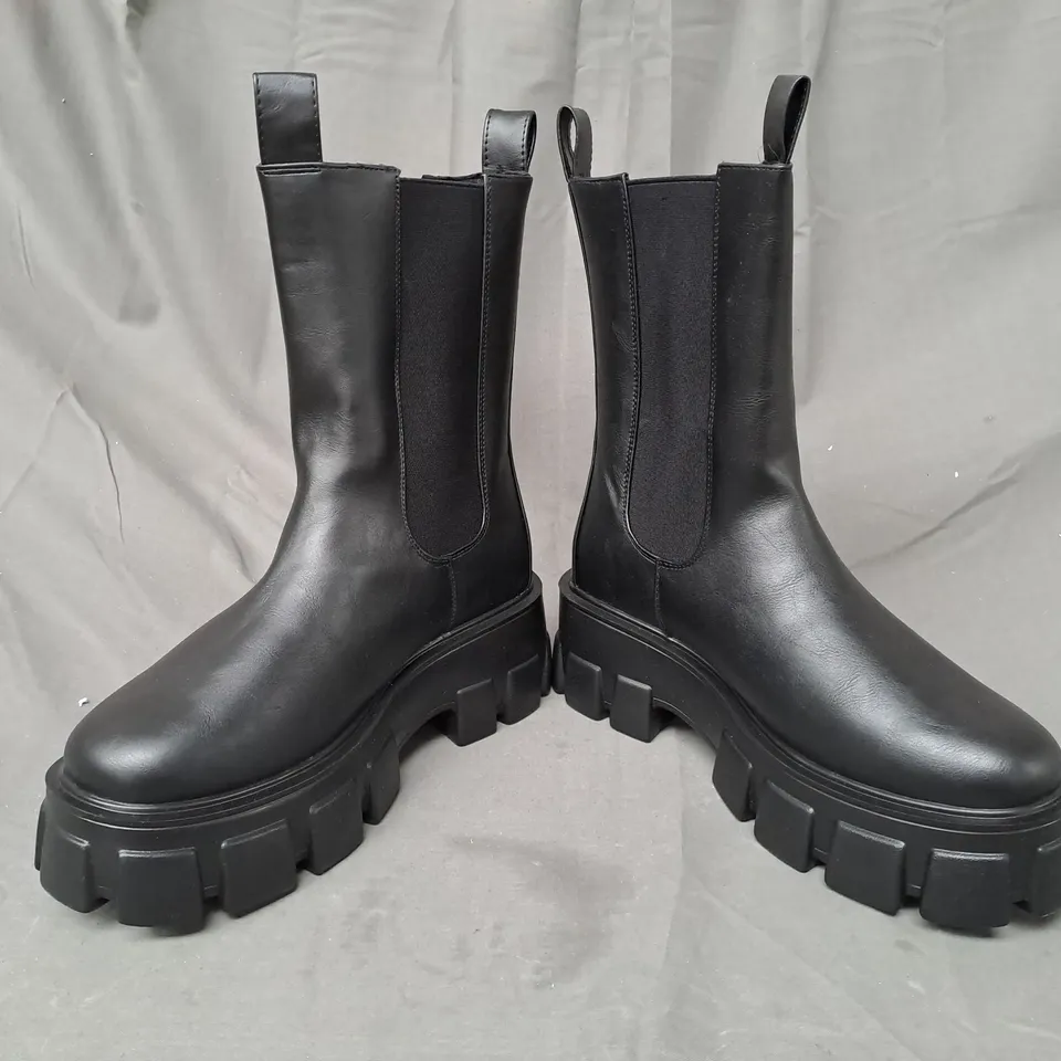 BOXED PAIR OF PRETTY LITTLE THING WIDE FIT CHUNKY BOOTS IN BLACK UK SIZE 6