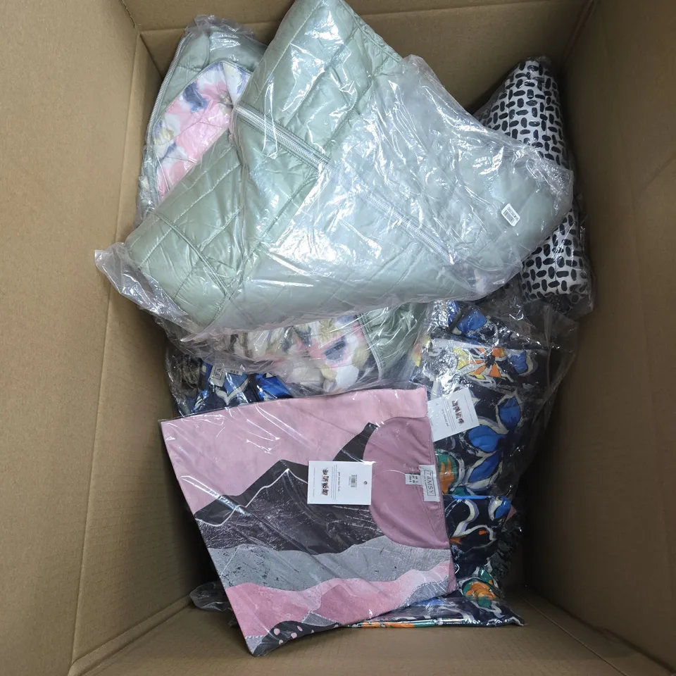BOX OF APPROXIMATELY 25 X ASSORTED CLOTHING ITEMS TO INCLUDE TAMSY BLACK AND WHITE COAT ETC