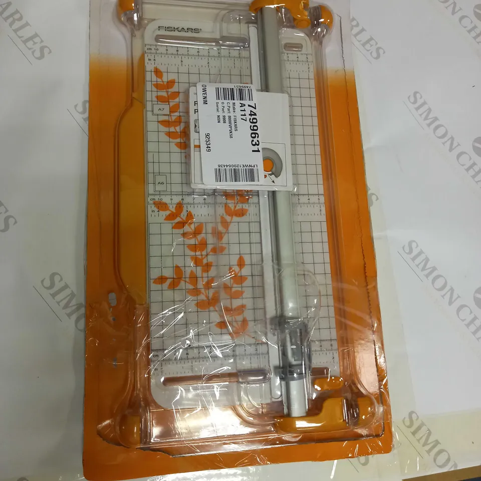 FISKARS PORTABLE ROTARY TRIMMER Ø28MM 30 CM - A4, WITH CUTTING LINE GUIDE, 1003921