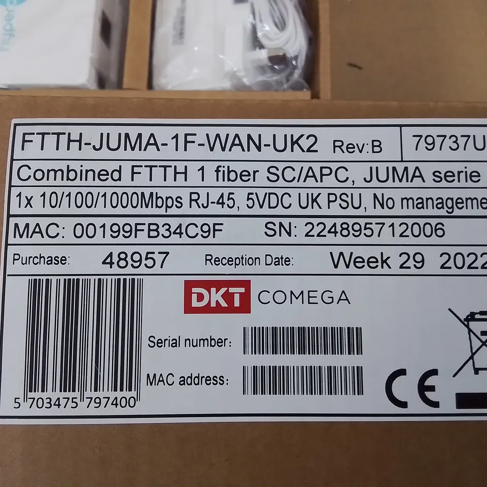 LOT OF 8 ASSORTED ITEMS TO INCLUDE 6X DKT COMEGA 1GBPS GATEWAYS AND 2 SEASONAL DECORATIONS 