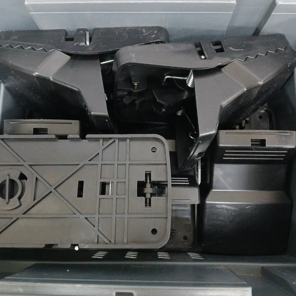 6 PLASTIC MOUSE TRAPS IN BLACK