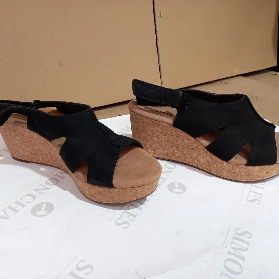 BOXED CLARKS ANNADEL BARI WEDGE SANDAL WIDE FIT BLACK STYLE SIZE 7