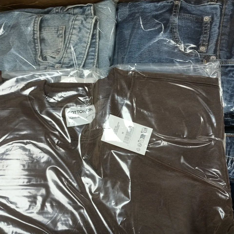 APPROXIMATELY 20 ASSORTED CLOTHING ITEMS IN VARIOUS SIZES, COLOURS & STYLES TO INCLUDE BOXY LONG SLEEVE TOP, MID RISE BOOTCUT JEAN, RELAXED CREW SWEATER, ETC