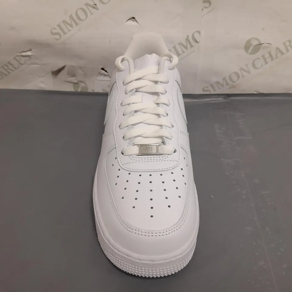 BOXED PAIR OF NIKE AIR FORCE 1 '07 SHOES IN WHITE UK SIZE 9