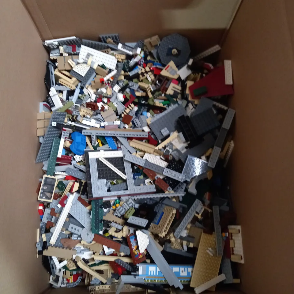 LARGE BOX OF ASSORTED LEGO SETS TO INCLUDE BIG BEN, PARISIAN RESTRAUNT, AND SOPWITH CAMEL ETC. 