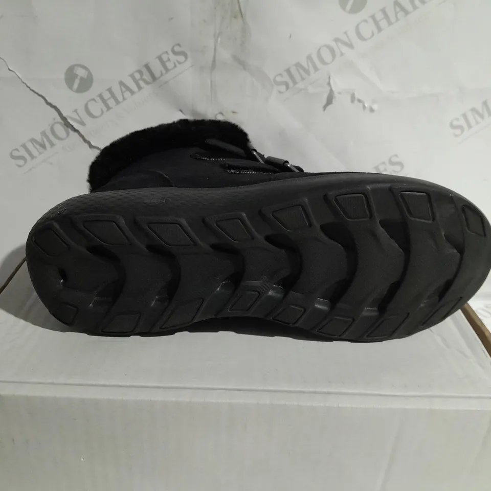BOXED SKECHERS WINTER ON THE GO FAUX FUR TRIM BOOTS, BLACK - SIZE 4.5