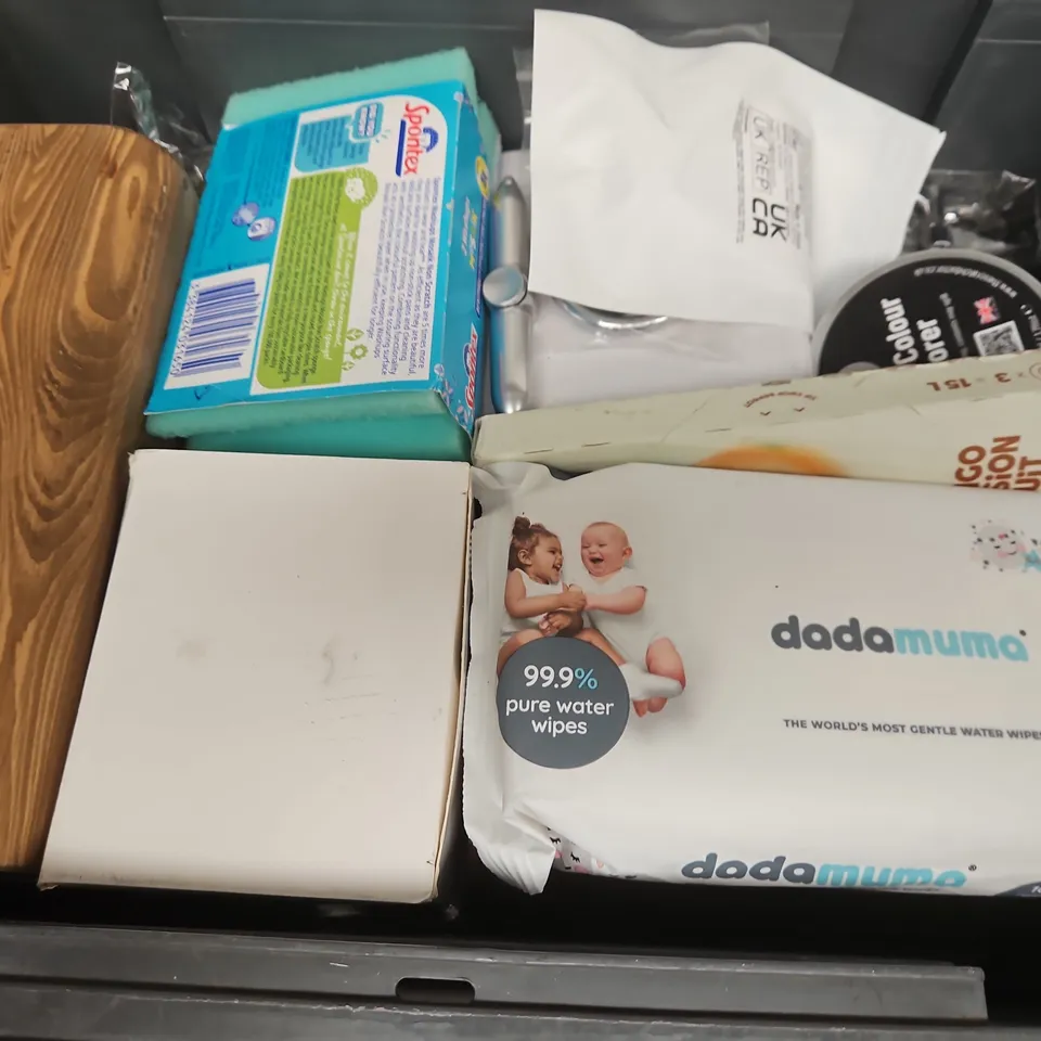 APPROXIMATELY 12 ASSORTED HOUSEHOLD ITEMS TO INCLUDE POLAR GEAR TRAVEL TUMBLER, DADMUMA WET WIPES, LEATHER COLOUR RESTORER, ETC