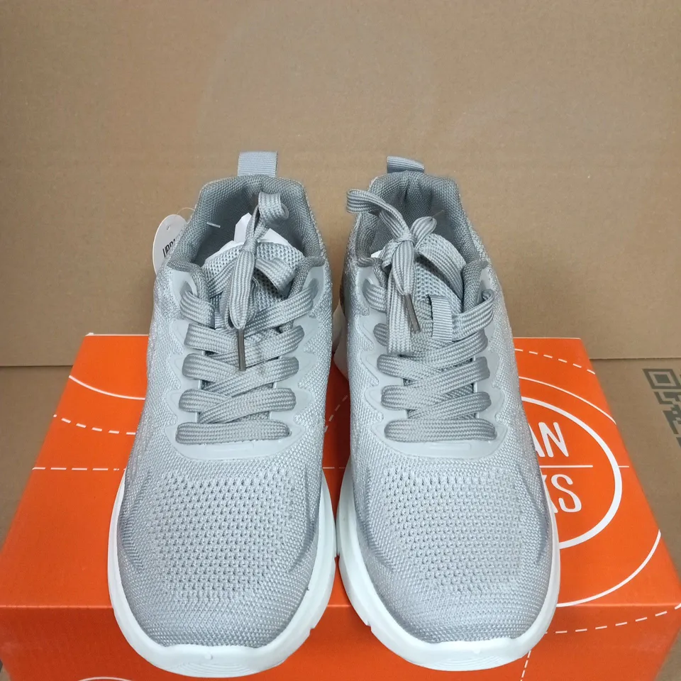 BOXED PAIR OF URBAN JACKS JAVELIN GREY TRAINERS – UK 5