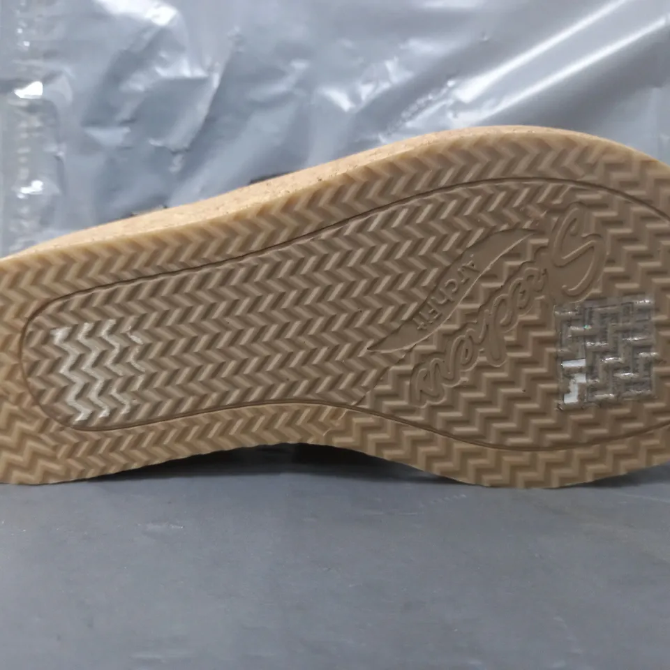 BOXED SKECHERS SANDALS IN BLACK SIZE 3