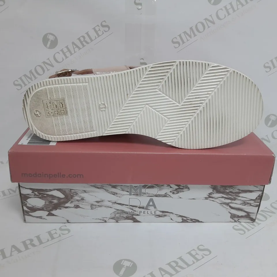 BOXED PAIR OF MODA IN PELLE OLANNA SANDALS IN ROSE GOLD METALLIC SIZE 8 