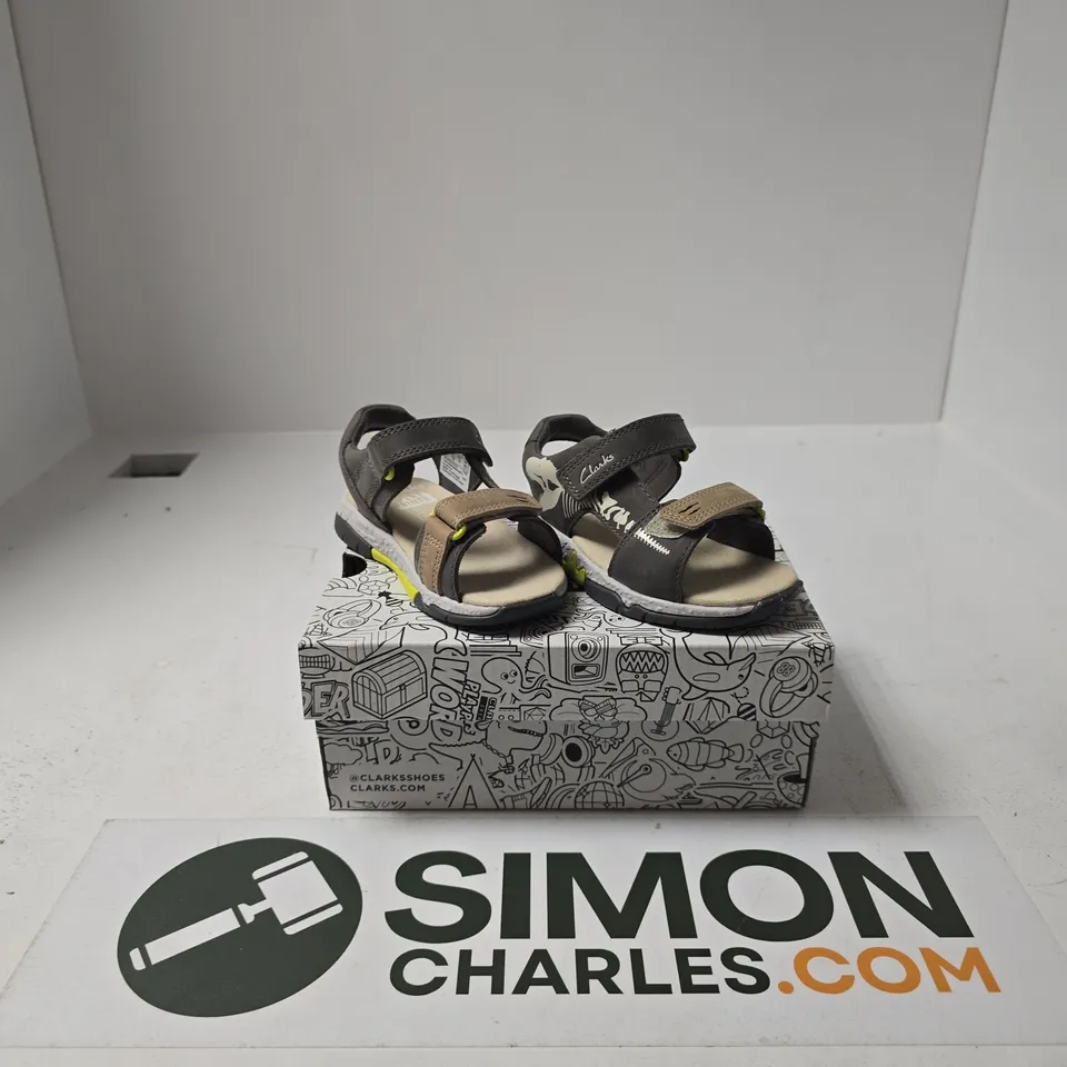 BOXED PAIR OF CLARKS SPINEY TAIL KIDS SHOES SIZE UK 7