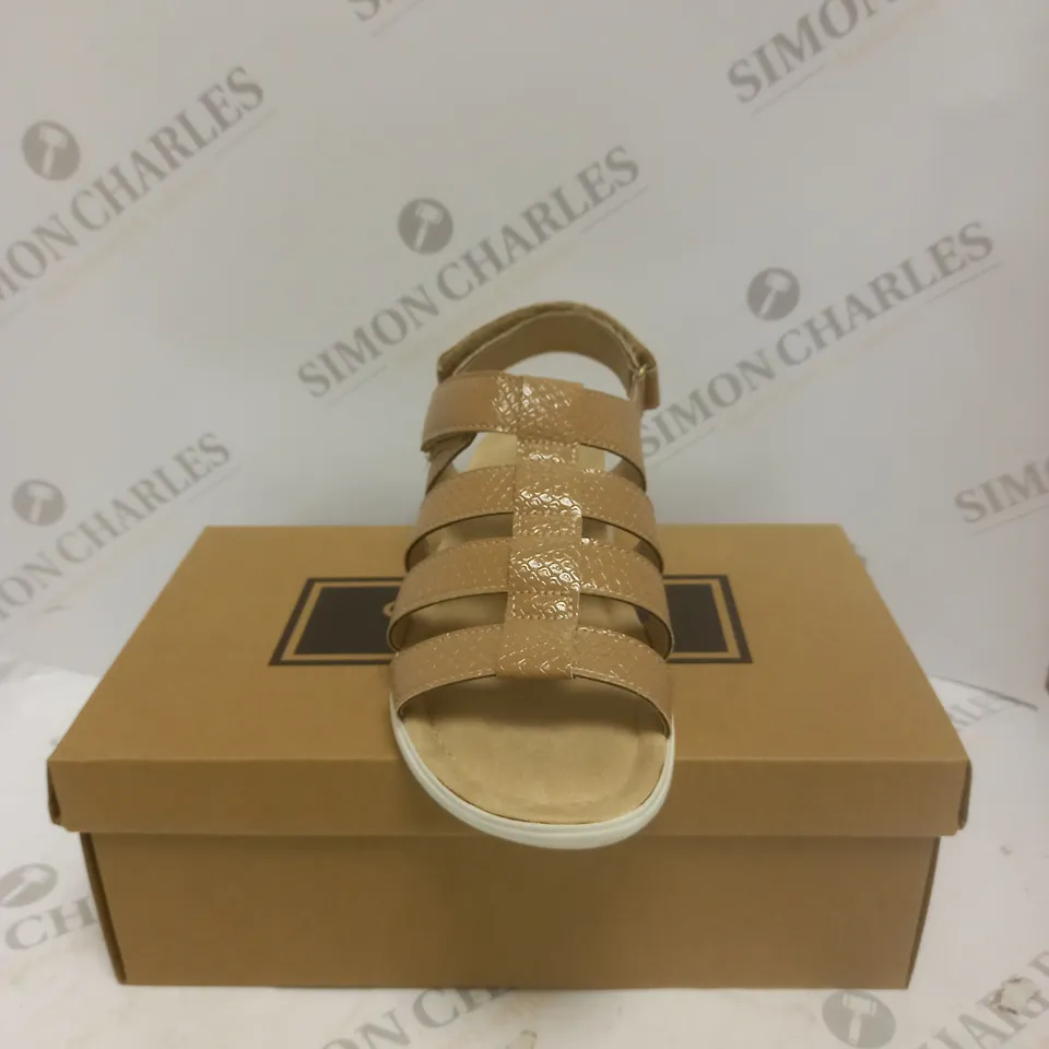BOXED PAIR OF CUSHION WALK ONE TOUCH CLOSE SANDALS IN TAN - SIZE 6 