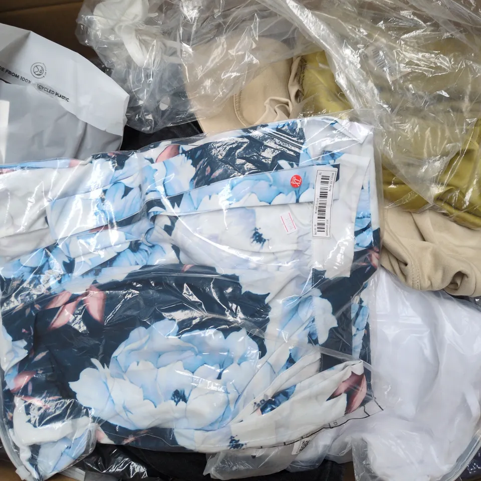 APPROXIMATELY 30 ASSORTED CLOTHING ITEMS IN VARIOUS SIZES, STYLES & COLOURS TO INCLUDE BRANDS SUCH AS WESTACE, LOUNGE, RIVER ISLAND, ETC - COLLECTION ONLY