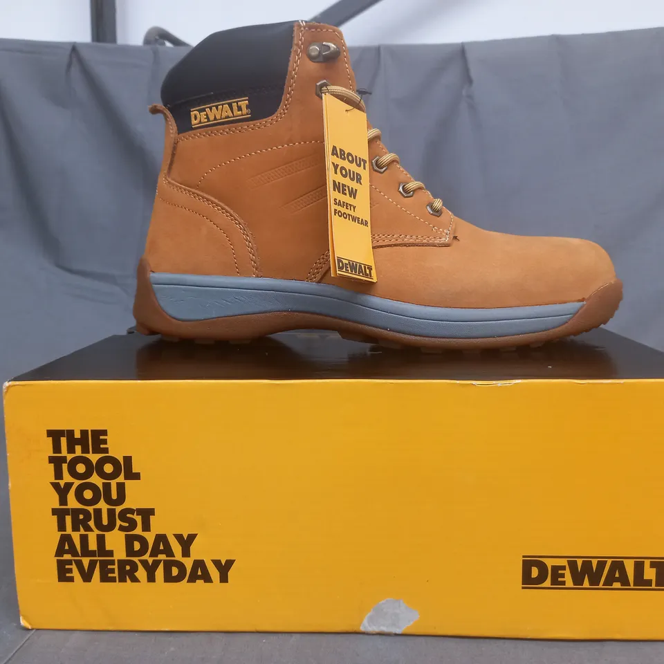 BOXED PAIR OF DEWALT SAFETY BOOTS IN TAN SIZE UK 9