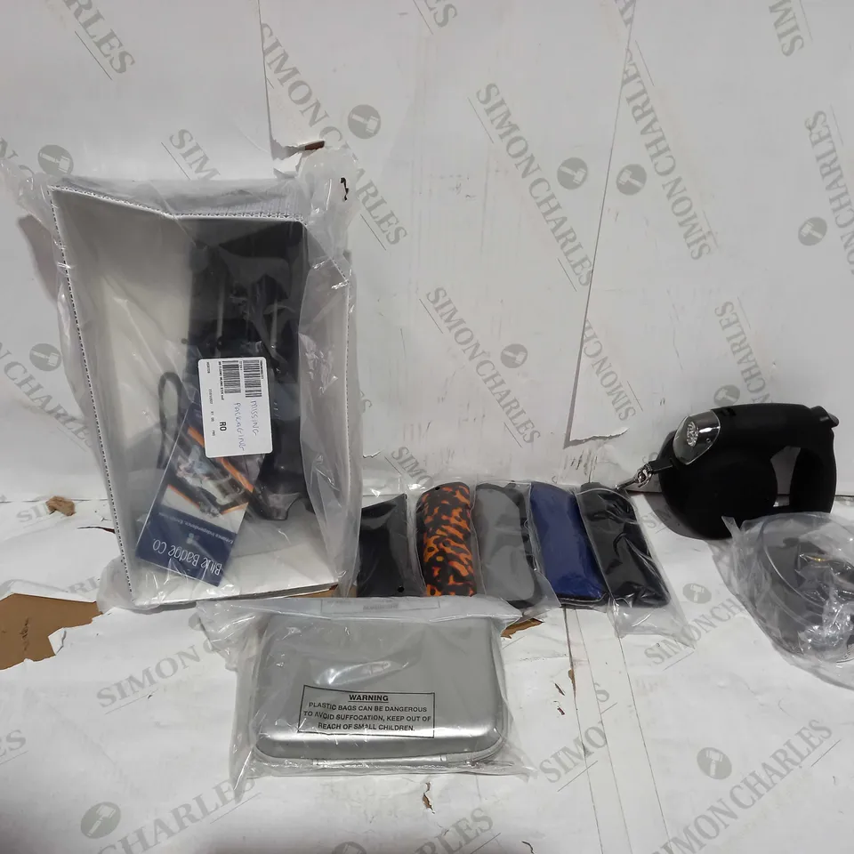 LOT OF APPROXIMATELY 25 ASSORTED HOUSEHOLD ITEMS TO INCLUDE GLASSES, DOG LEADS AND CHRISTMAS DECORATIONS 