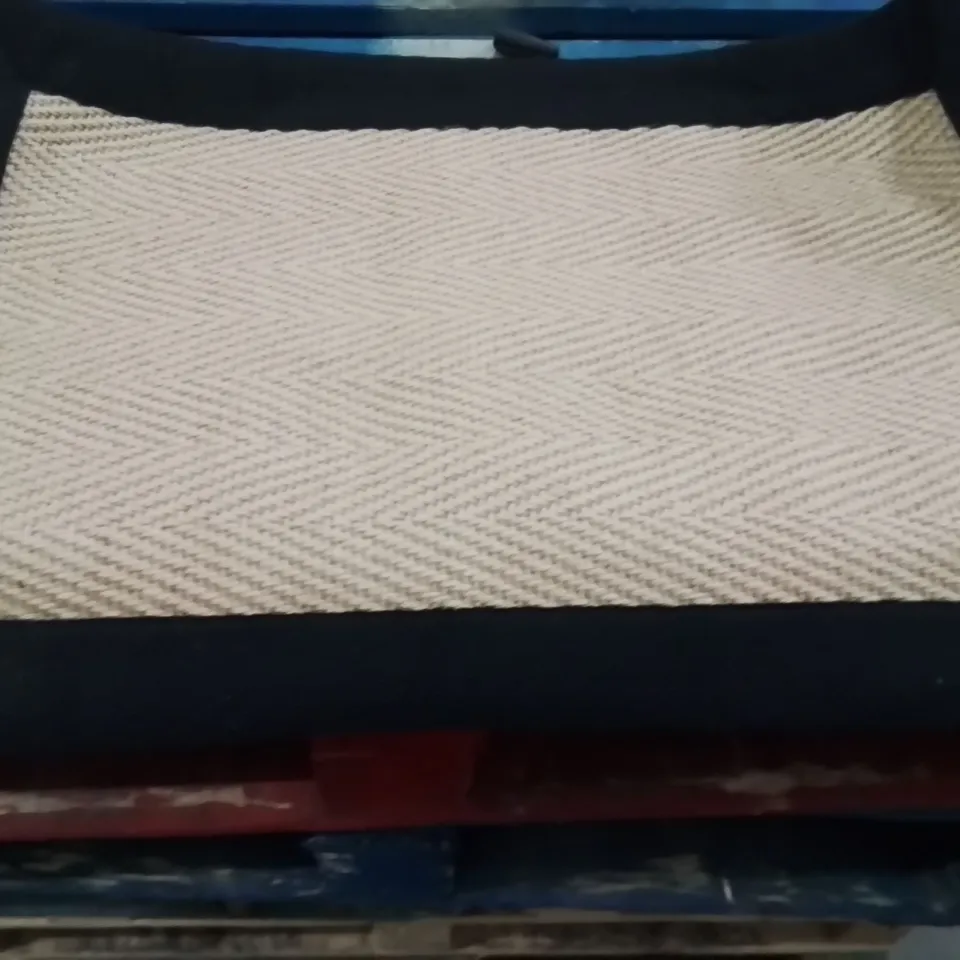 QUALITY DESIGNER AREA RUG - APPROXIMATELY 60X40CM