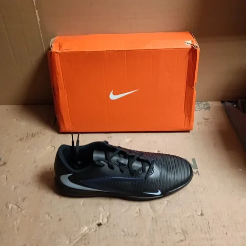 NIKE PERFORMANCE PHANTOM 6 LOW CLUB IC - INDOOR FOOTBALL BOOTS - BLACK - UK SIZE 8
