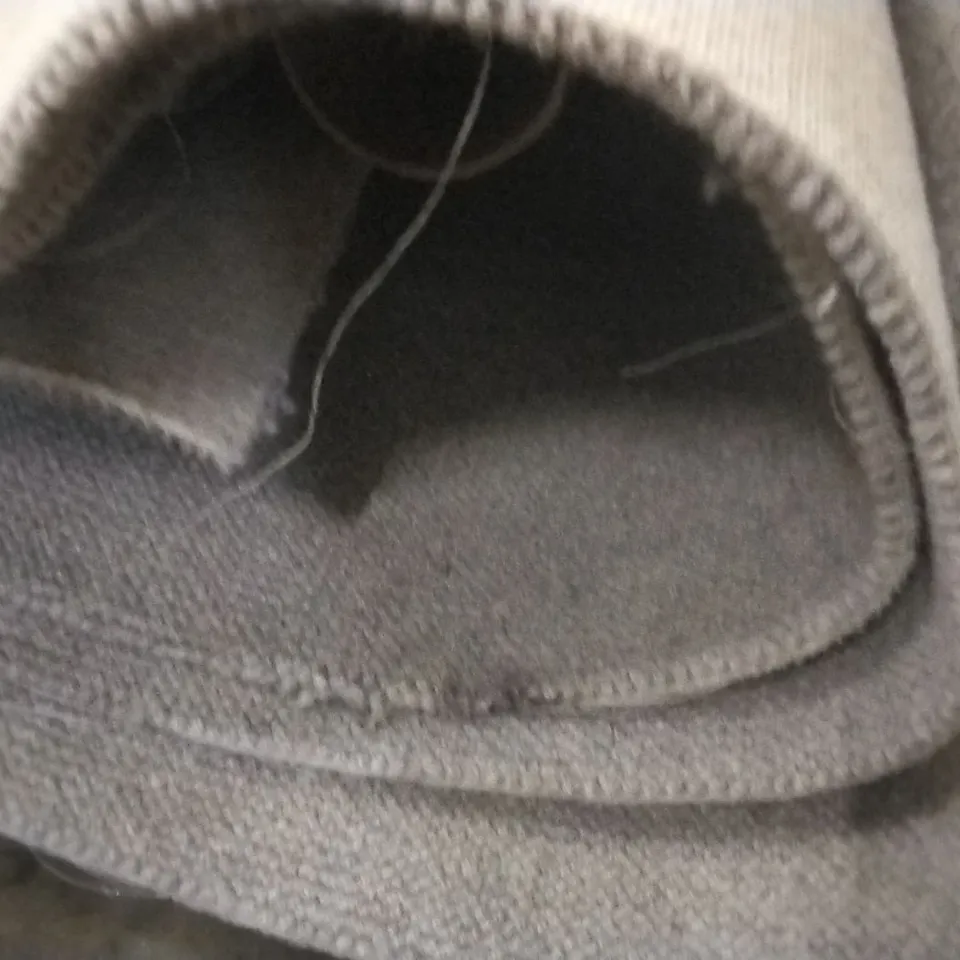 ROLL OF GREY CARPET APPROXIMATELY 4M WIDTH AND UNSPECIFIED LENGTH