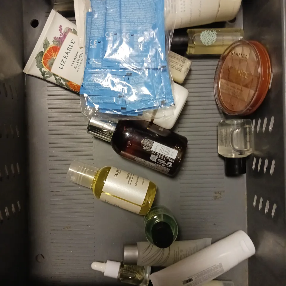 APPROXIMATELY 20 ASSORTED HEALTH & BEAUTY PRODUCTS TO INCLUDE ORAL-B REPLACEMENT BRUSHES, HAIR REPAIR CREAM, LIZ EARLE HAND CREAM ETC 