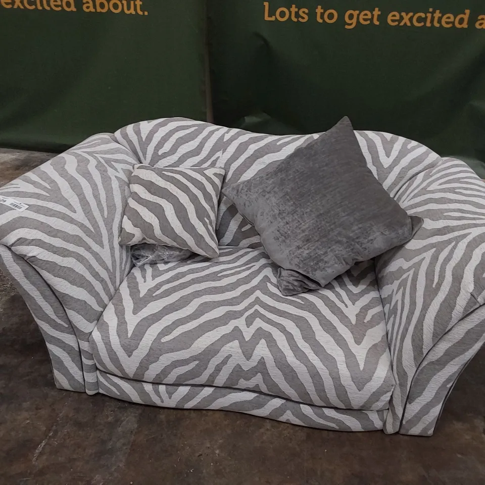 DESIGNER LAZY BOY ZANZIBAR PATTERNED FABRIC CUDDLER CHAIR