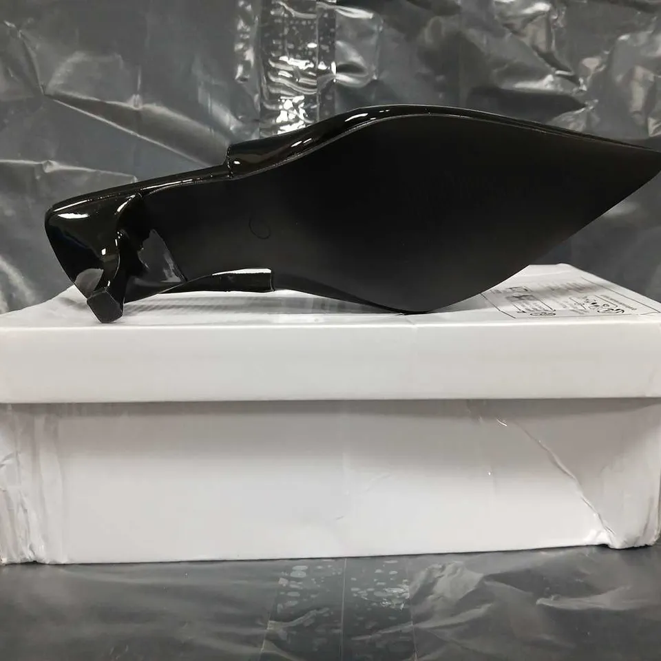 BOXED PAIR OF UNBRANDED POINTED TOE LOW HEEL SLINGBACK SHOES IN BLACK SIZE EU 39