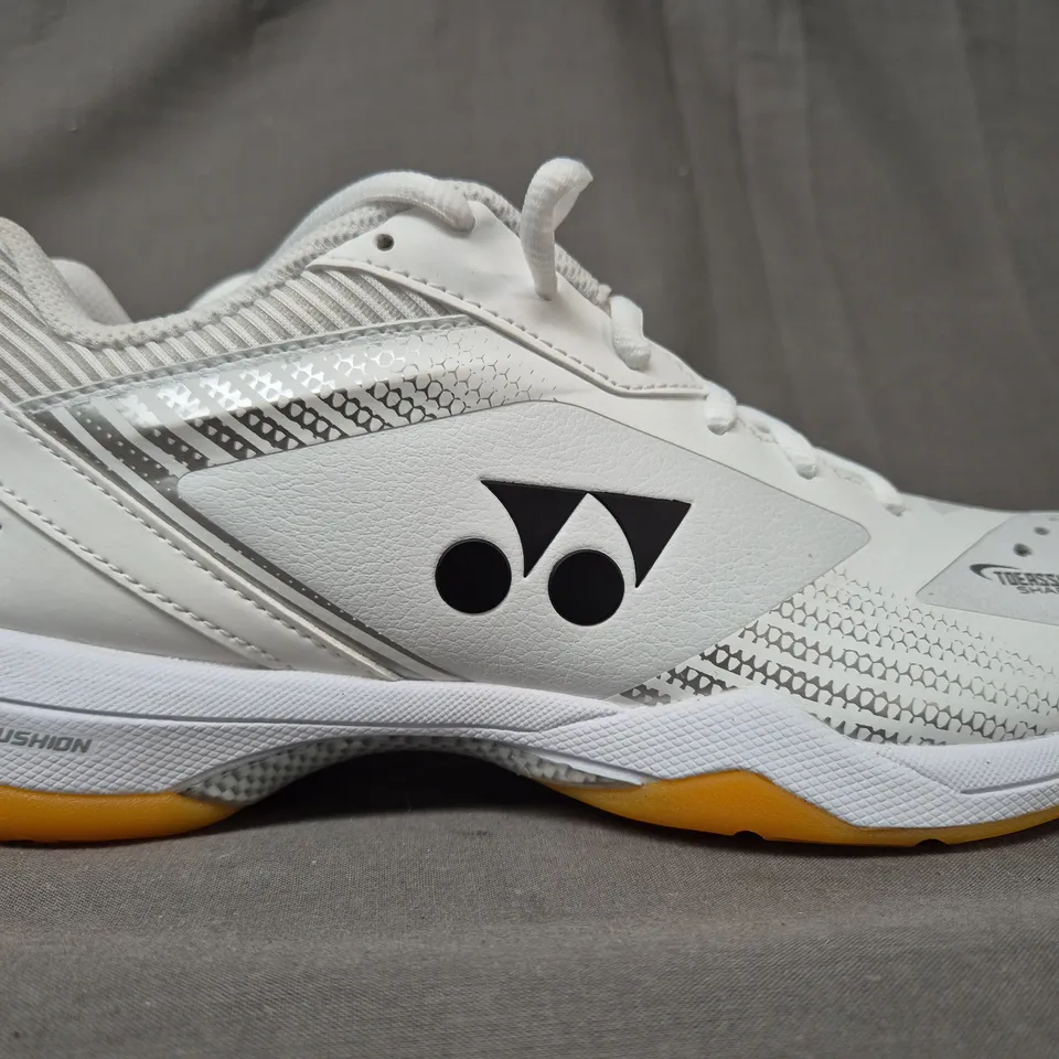 BOXED PAIR OF YONEX POWER CUSHION 65 Z WOMEN'S SHOES IN WHITE UK SIZE 7.5