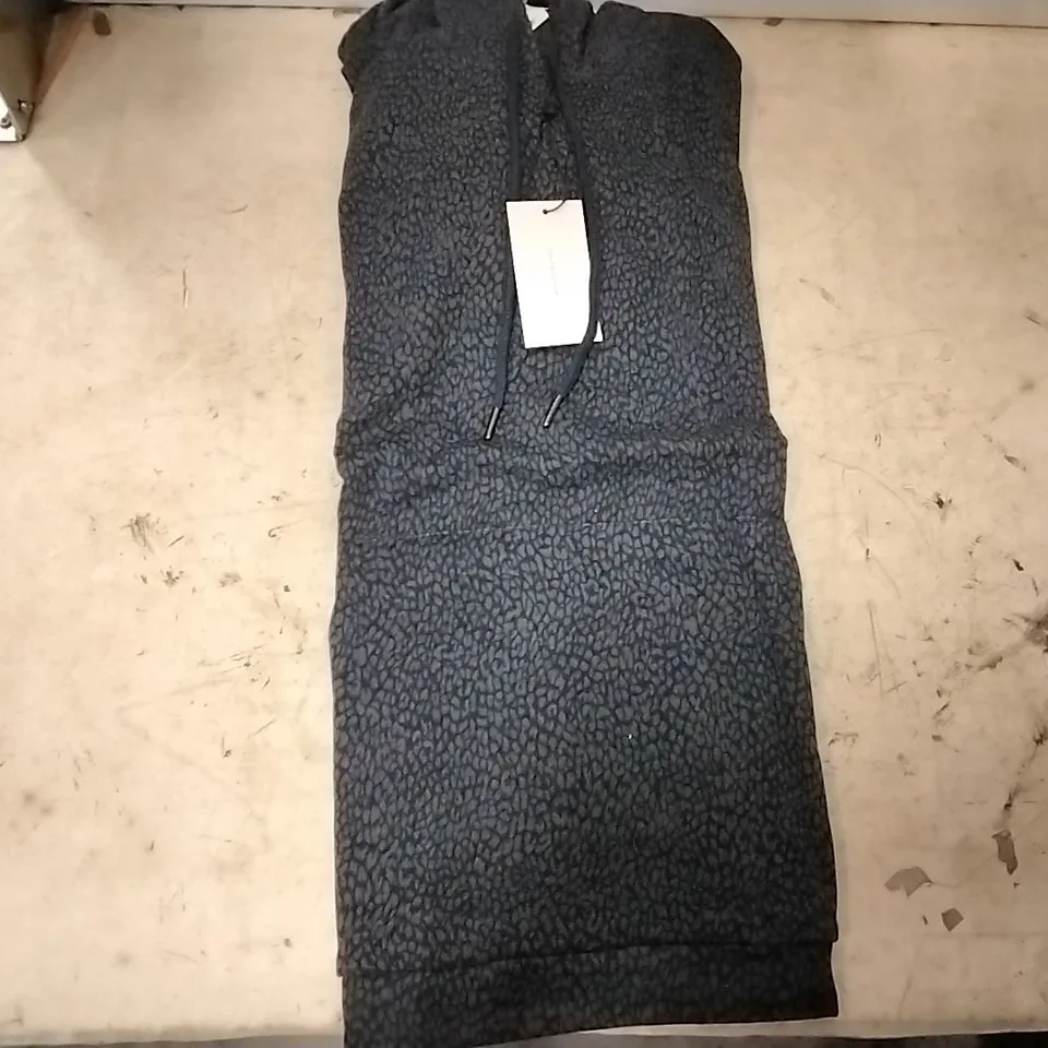 BOX OF APPROXIMATELY 18 HALSTON STUDIO DARK BLUE/ GREY PULL OVER JUMPERS SIZE XL