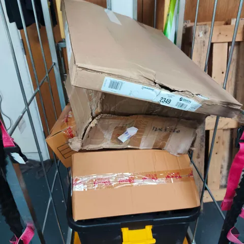CAGE OF APPROXIMATELY 18 ASSORTED ITEMS INCLUDING BABIES WIDE MOUTH BREAST FEEDING TOPS , TAOQI BABY TOOLS , TOILET SEAT COVERS , BED CANOPY AND CORD HOLDER