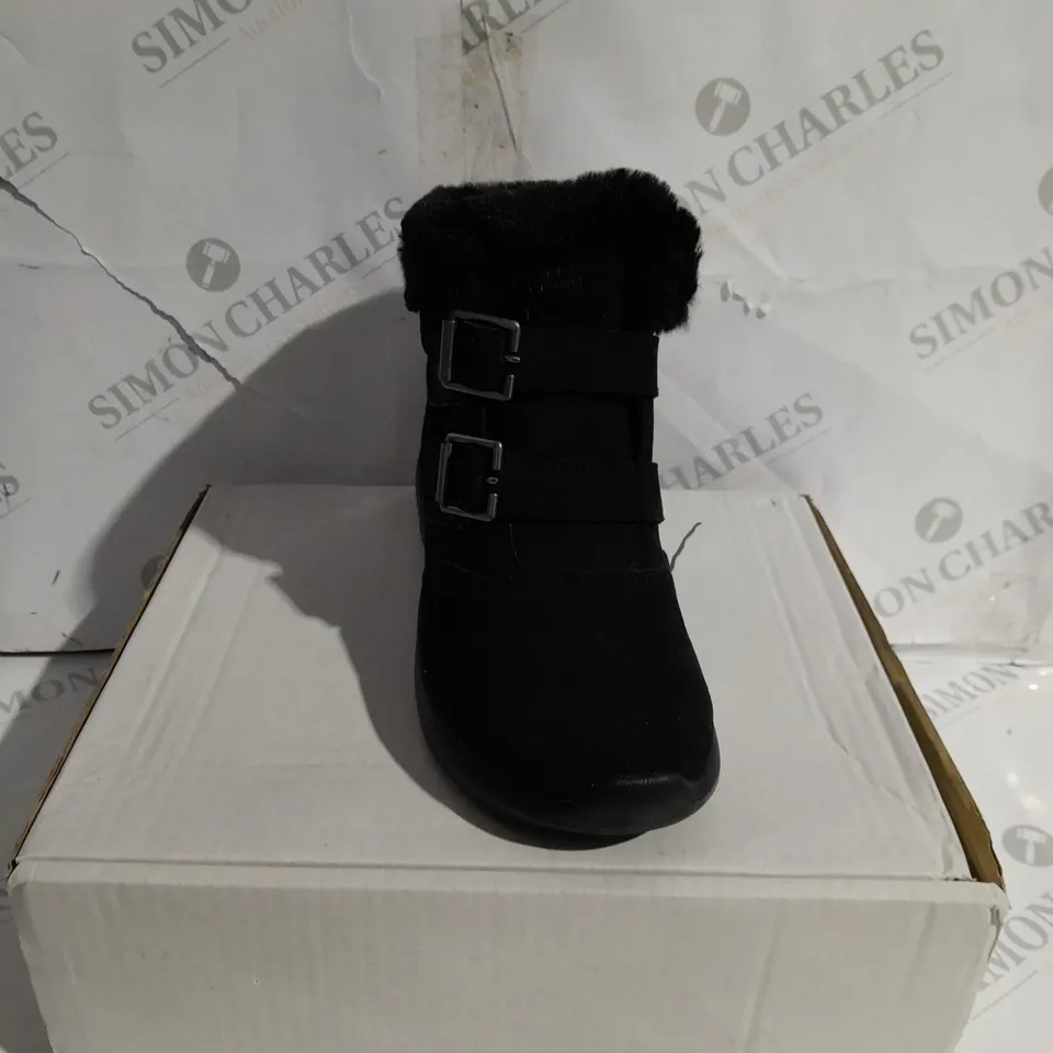 BOXED SKECHERS WINTER ON THE GO FAUX FUR TRIM BOOTS, BLACK - SIZE 4.5