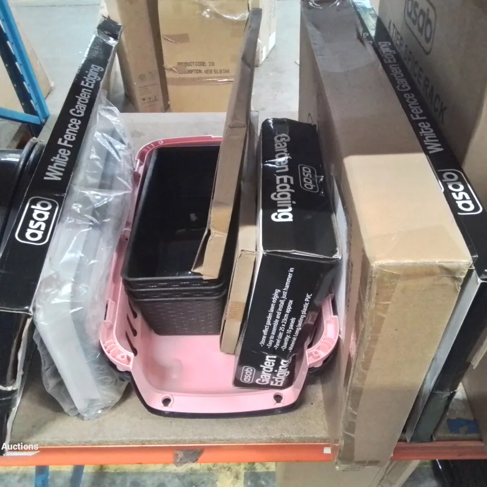 LOT CONTAINING APPROXIMATELY 40 ITEMS TO INCLUDE, X 2 PEDESTAL FAN, PLASTIC STRAW RUG, SPRING BEACH CHAIR, WOODEN HANGERS, 2 X FOLDING BAR STOOLS ETC.