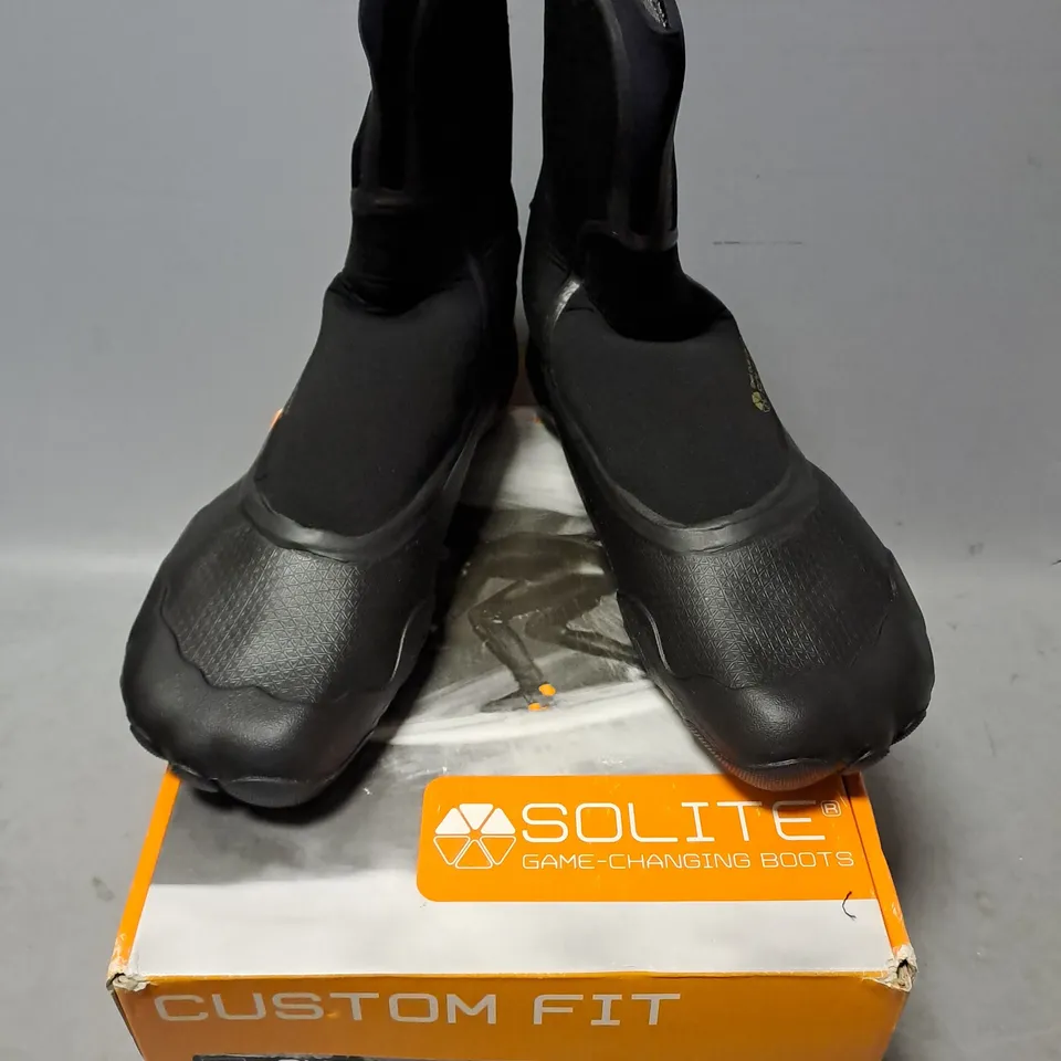 BOXED PAIR OF SOLITE 5MM CUSTOM FIT BAREFOOT FEEL BOOTS IN BLACK SIZE 12