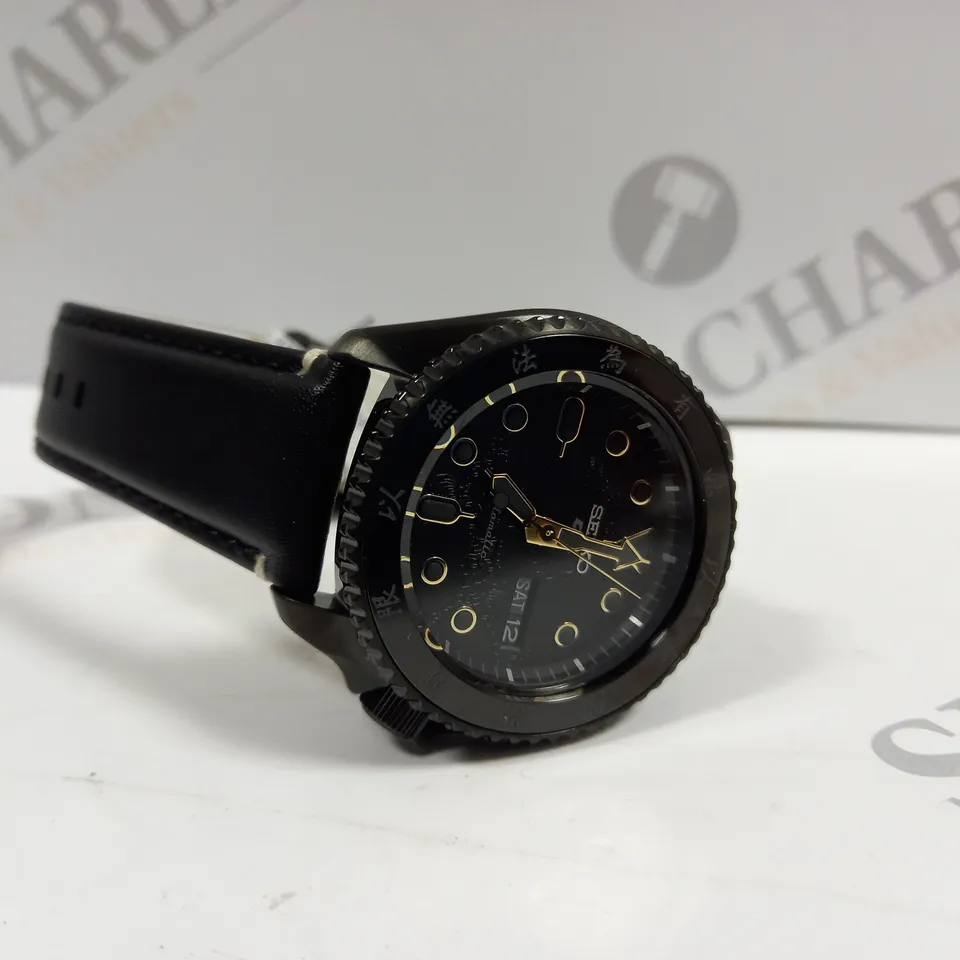 BOXED SEIKO 5 SPORTS X BRUCE LEE LIMITED EDITION AUTOMATIC BLACK DIAL BLACK LEATHER STRAP