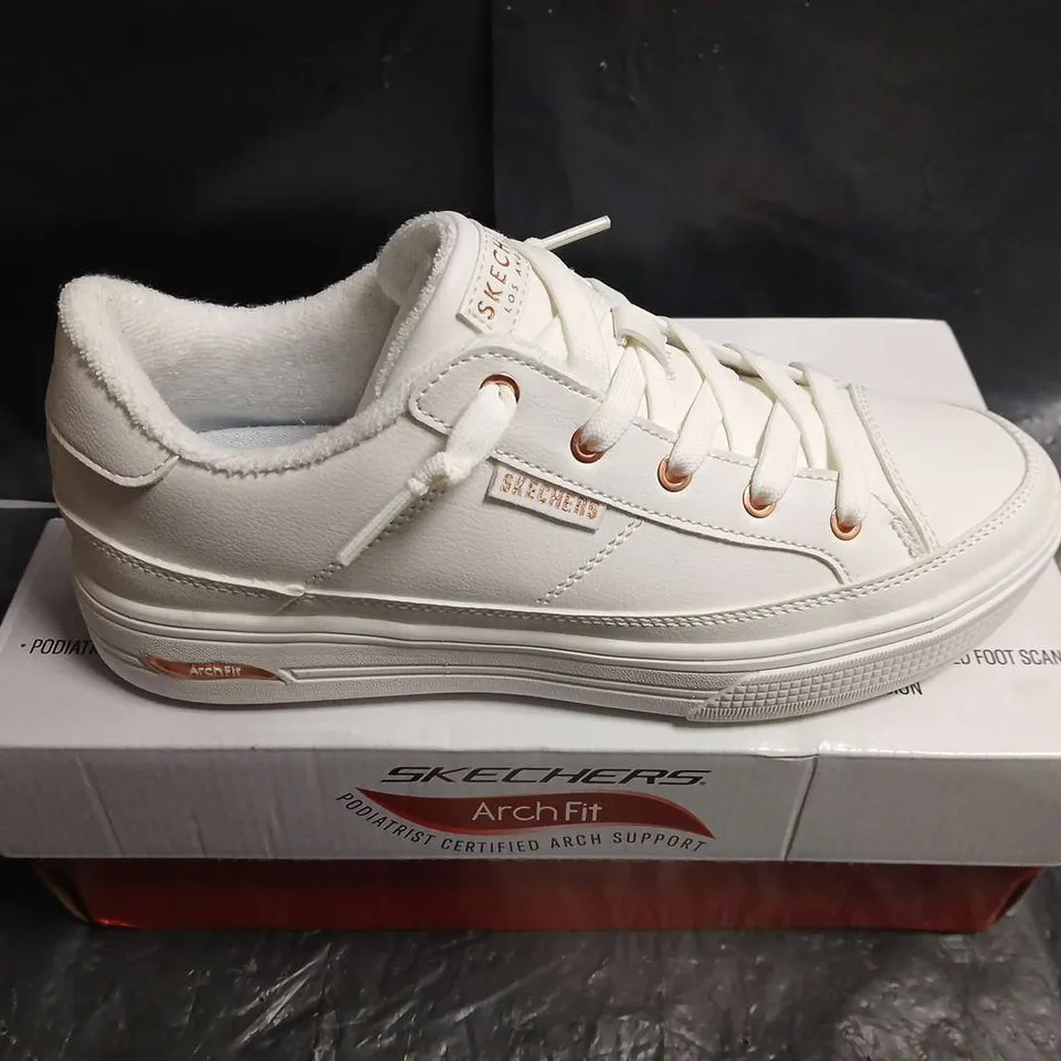 BOXED PAIR OF SKECHERS ARCH FIT WHITE TRAINERS - UK SIZE 4.5