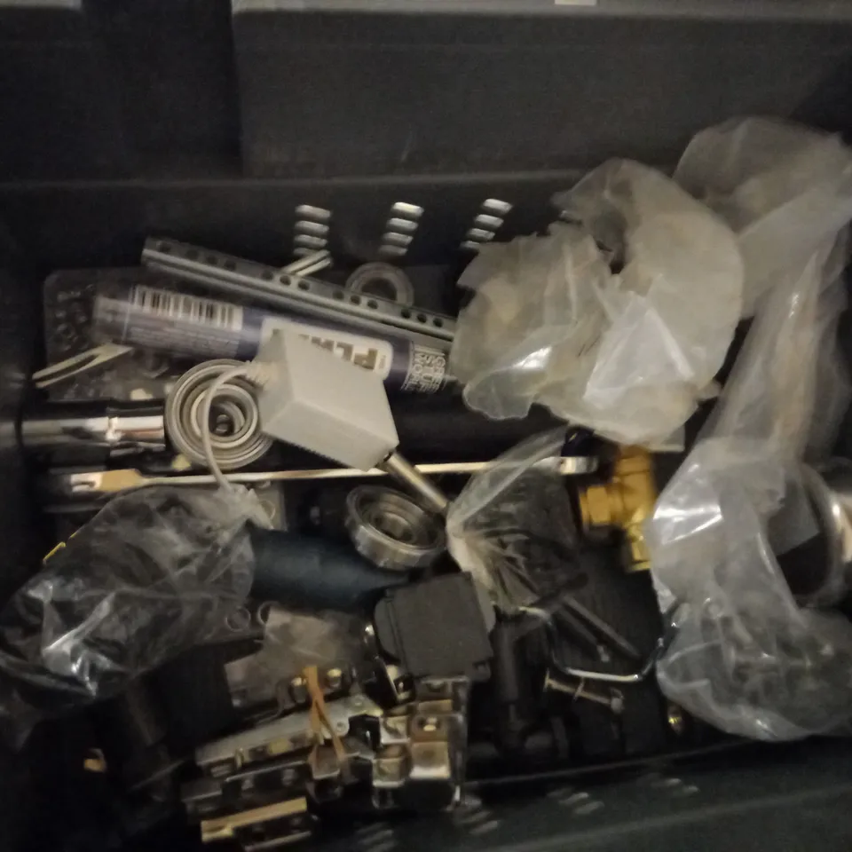LOT OF APPROXIMATELY 30 ITEMS TO INCLUDE PADLOCK AND KEY, SILICONE HANDLE PUNCH, VARIOUS DOOR BRACKETS AND LOCKS, ETC