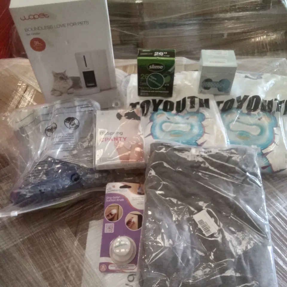 PALLET OF ASSORTED ITEMS INCLUDING TOYOUTH WOMEN'S SWEATSHIRTS, KIDS WELLIES, PET FEEDER, BABY EARMUFFS