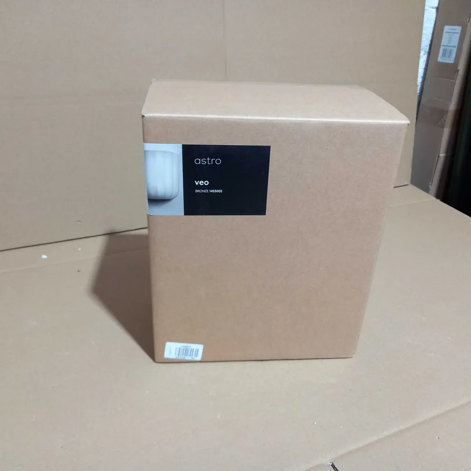 BOXED ASTRO WHITE VEO LIGHT FITTING