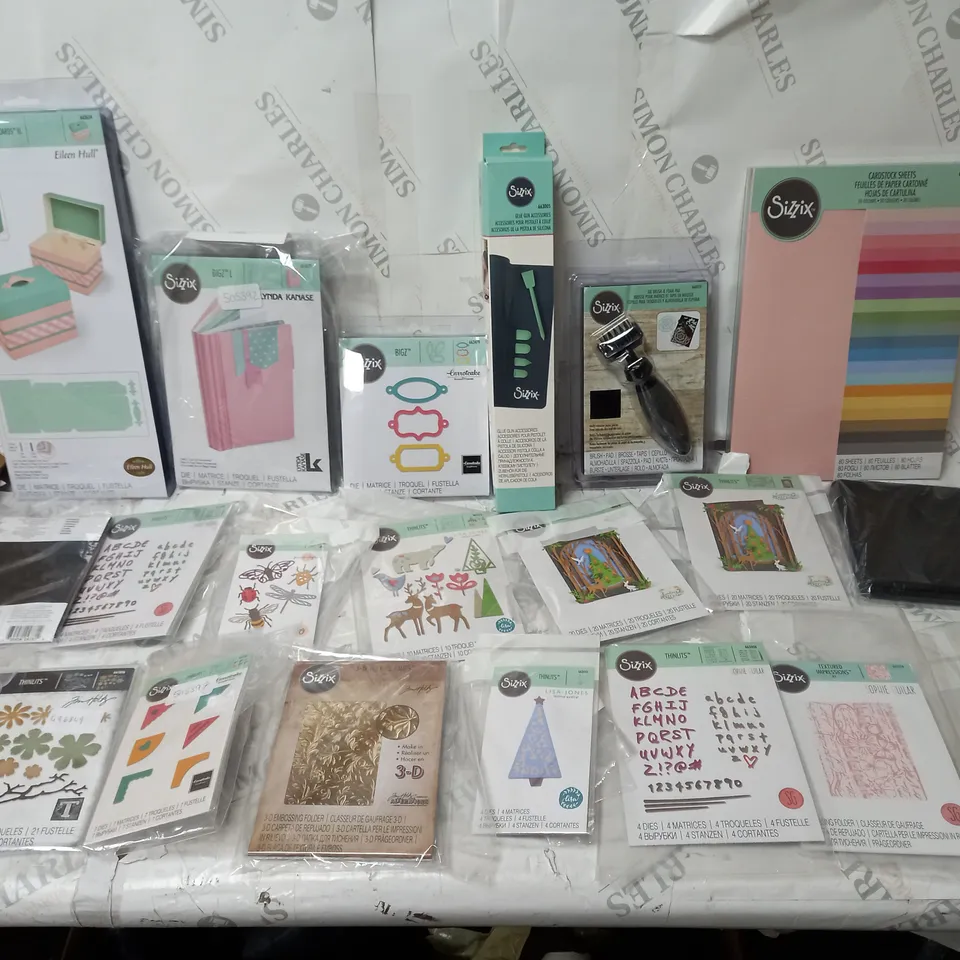 BOX OF APPROX 20 ASSORTED SIZZIX CRAFT ITEMS TO INCLUDE GLUE GUN ACCESSORIES, DIE BRUSH AND FOAM PAD, VARIOUS THINLITS, ETC. 