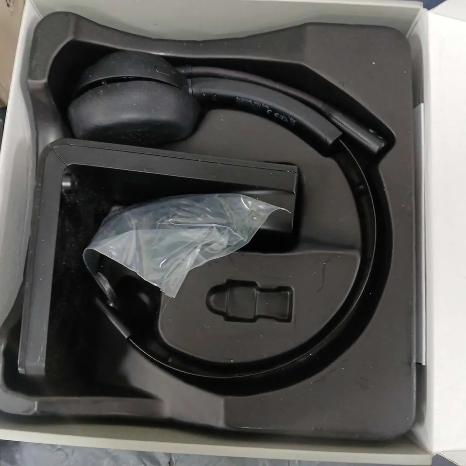 LOT OF ASSORTED ITEMS TO INCLUDE OUTDOOR ELECTRICAL BOX, AVANTALK HEADSET AND FLEXABLE LAMP