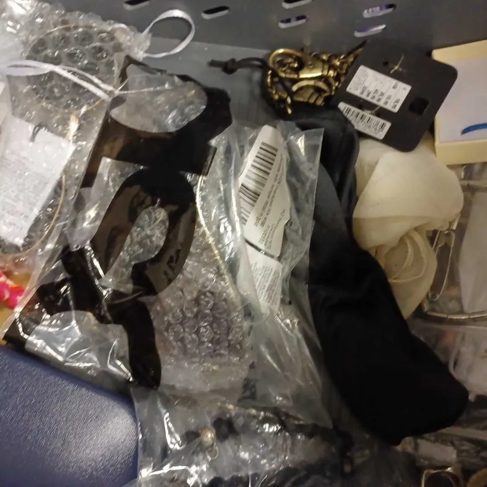 LOT OF APPROX 20 ASSORTED JEWELLERY ITEMS TO INCLUDE GLASSES, NECKLACES, BRACELETS, ETC 