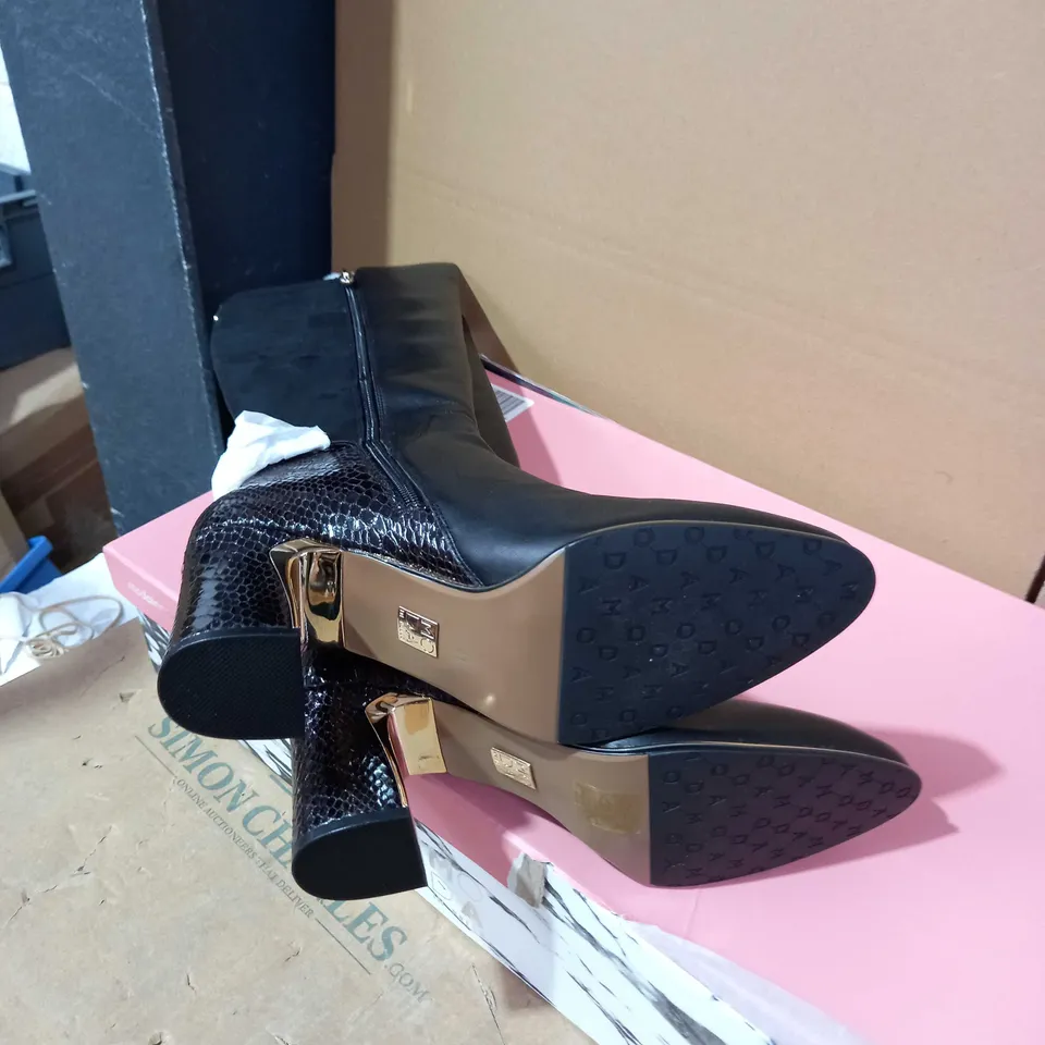 BOXED PAIR OF MODA IN PELLE BOOTS SIZE 41