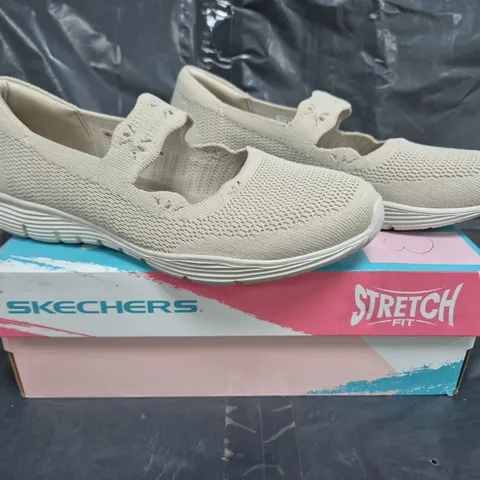 BOXED PAIR OF SKECHERS SEAGER MARY JANE SHOES IN CREAM SIZE 8