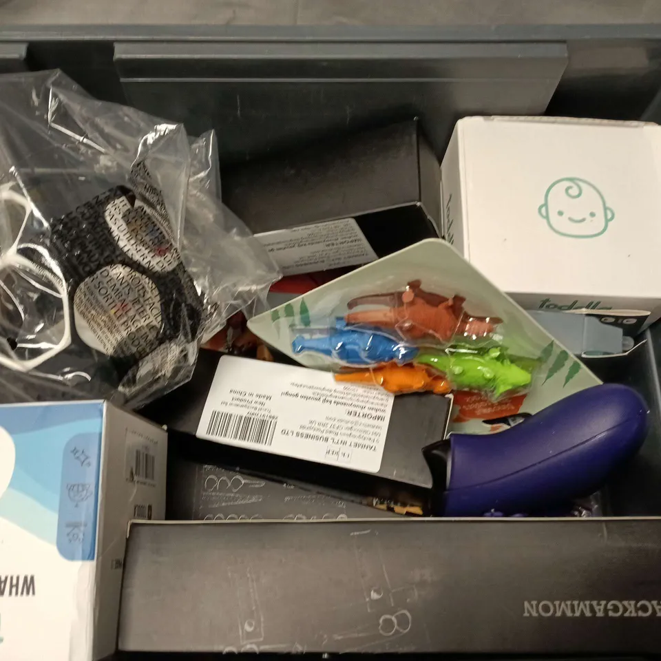 APPROXIMATELY 15 ASSORTED TOYS & GAMES PRODUCTS TO INCLUDE ACRYLIC MARKERS, 3D DINOSAUR ERASERS, TWIN TIP MARKERS, ETC