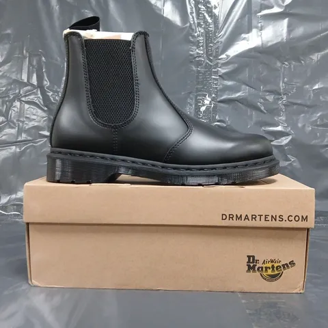BOXED PAIR OF DR MARTENS 2976 MONO BOOTS IN BLACK SIZE UK 9
