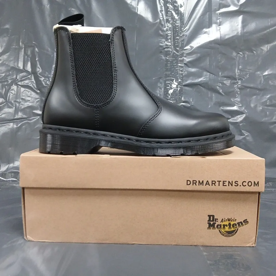 BOXED PAIR OF DR MARTENS 2976 MONO BOOTS IN BLACK SIZE UK 9