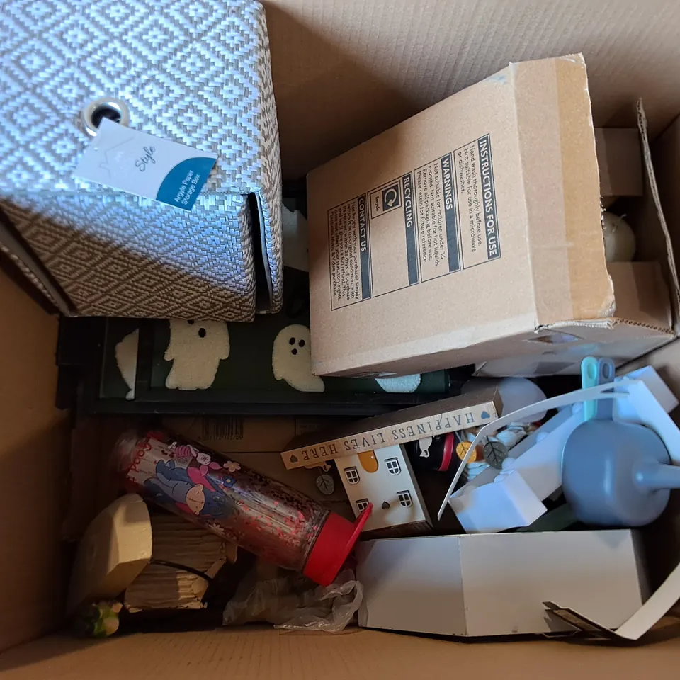 LOT OF APPROXIMATELY 20 ASSORTED HOUSEHOLD ITEMS TO INCLUDE PHOTO FRAMES, STORAGE BASKETS AND ROLLING PIN