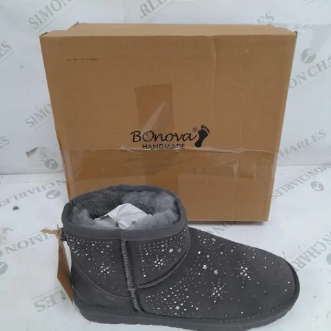 BOXED BONOVA GREY STAR SLIPPERS SIZE 7