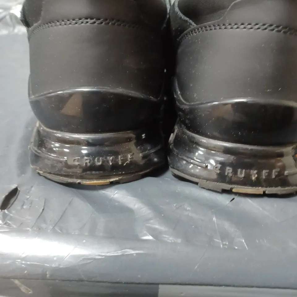 CRUYFF TRAINERS - BLACK - SIZE 9