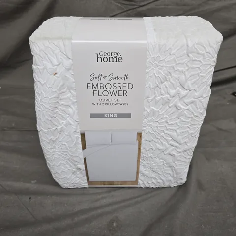 SOFT & SMOOTH EMBOSSED FLOWER DUVET SET IN WHITE - KING