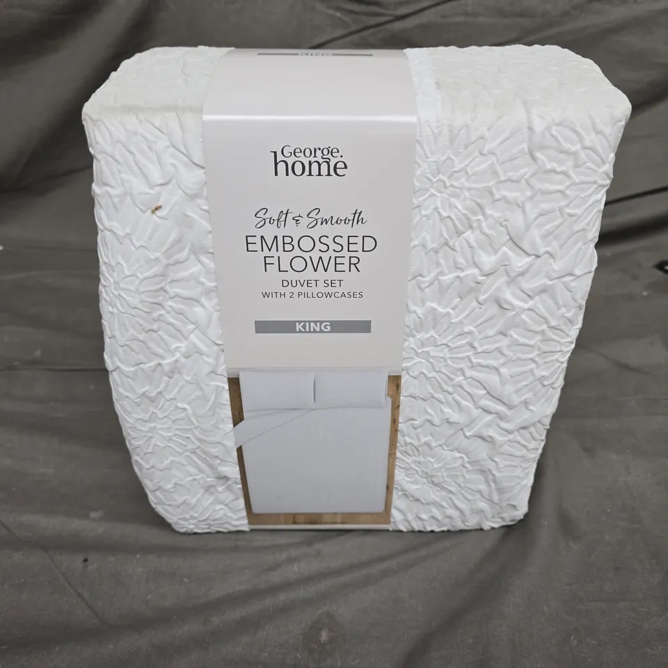 SOFT & SMOOTH EMBOSSED FLOWER DUVET SET IN WHITE - KING